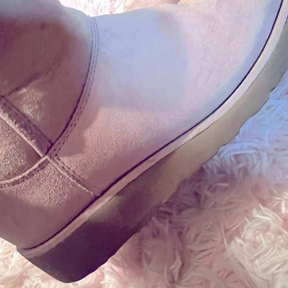 UGGS - Picture 3 of 5